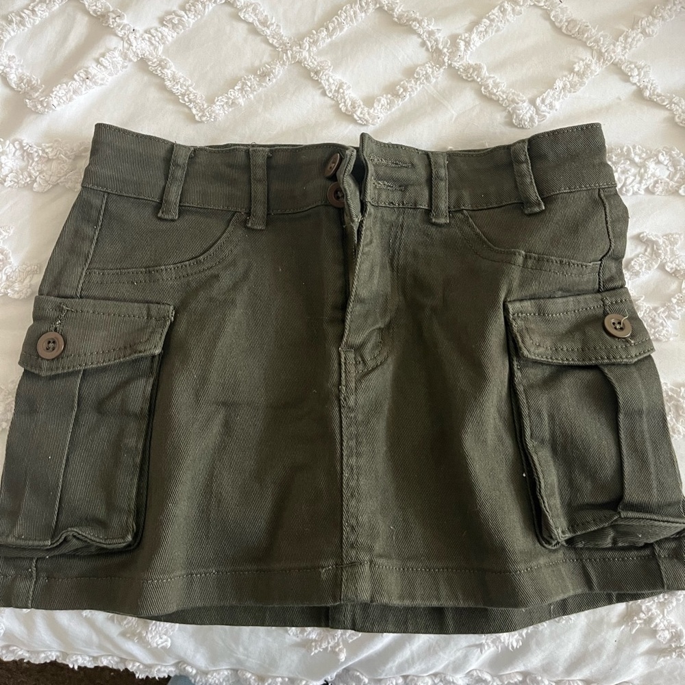 NEVER WORN 
army green mini skirt 📀